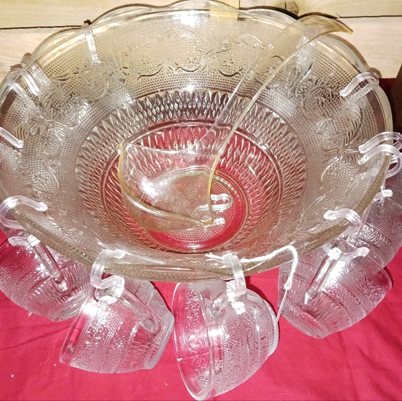 Vintage KIG Malaysia Fluer-de-leis punch bowl set with 13 hooks, 12 cups - Picture 9 of 9